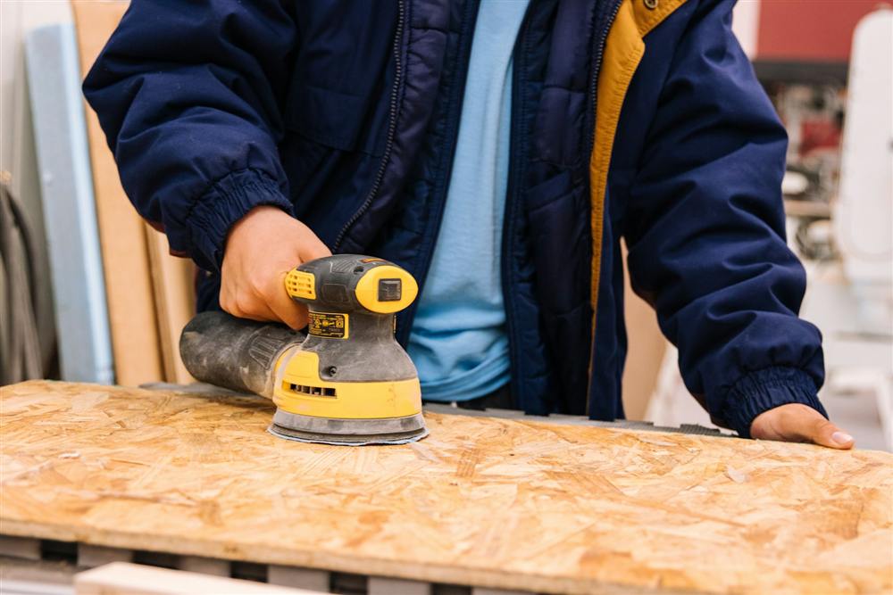 Klusser schuurt plaatmateriaal